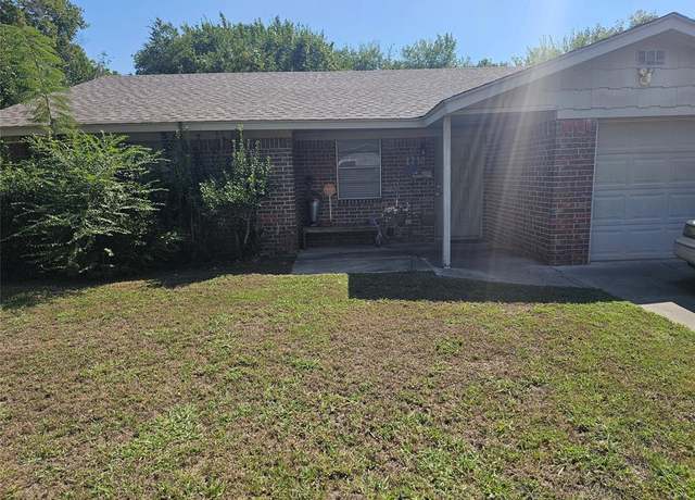 Property at 1210 S Howeth St, Gainesville, TX 76240, 2 beds, 1 bath