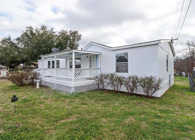 Property at 3716 Montgomery Dr, Granbury, TX 76049, 3 beds, 2 baths