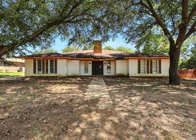 Property at 2304 Royal Acres Dr, Denton, TX 76209, 4 beds, 2.5 baths
