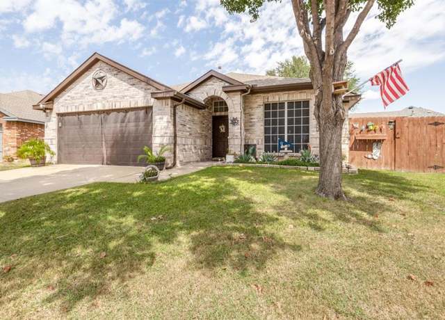Property at 632 Crestview Ct, Saginaw, TX 76179, 3 beds, 2 baths