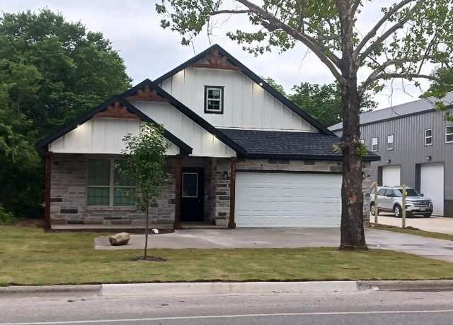 Property at 1118 S Grand Ave, Gainesville, TX 76240, 3 beds, 2 baths