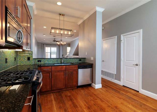 Property at 724 Skyline Bluff Ct, Fort Worth, TX 76102, 2 beds, 2.5 baths