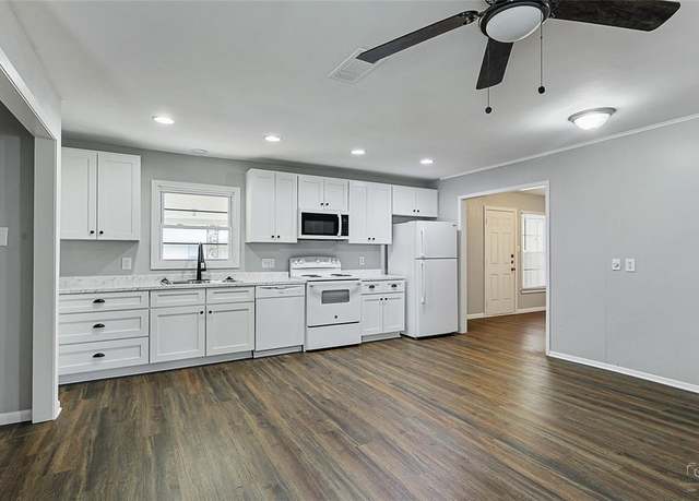 Property at 1712 Ross Ave, Carrollton, TX 75006, 3 beds, 2 baths