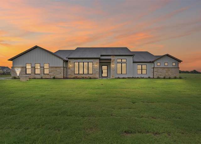 Property at 452 Royal Santana Run, Weatherford, TX 76087, 4 beds, 3.5 baths