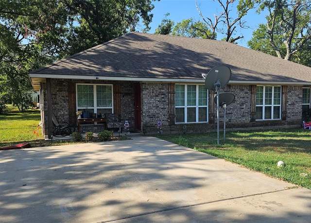Property at 704 Seven Oaks Rd, Bonham, TX 75418, 4 beds, 2 baths