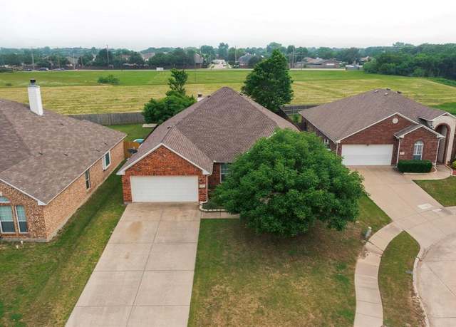 Property at 927 Parish Ct, Grand Prairie, TX 75052, 3 beds, 2 baths
