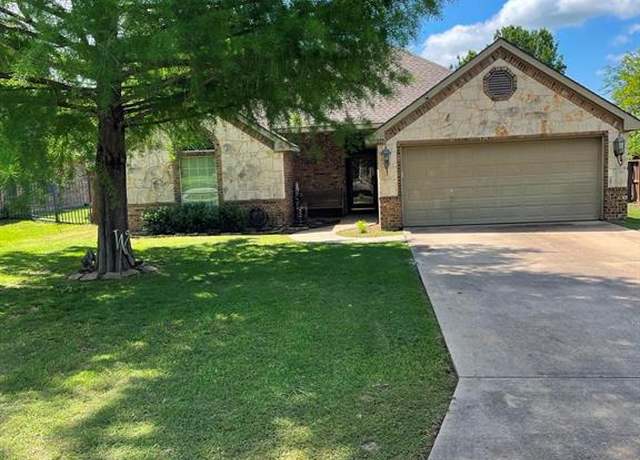 Property at 305 W Trunk St, Crandall, TX 75114, 3 beds, 2 baths