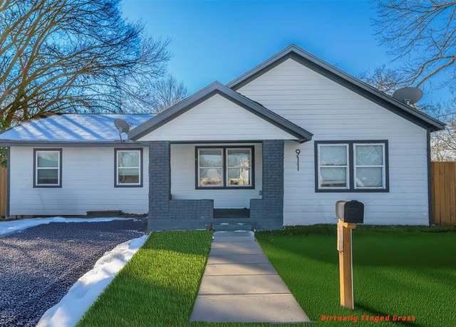 Property at 911 S 4th St, Bonham, TX 75418, 3 beds, 2 baths
