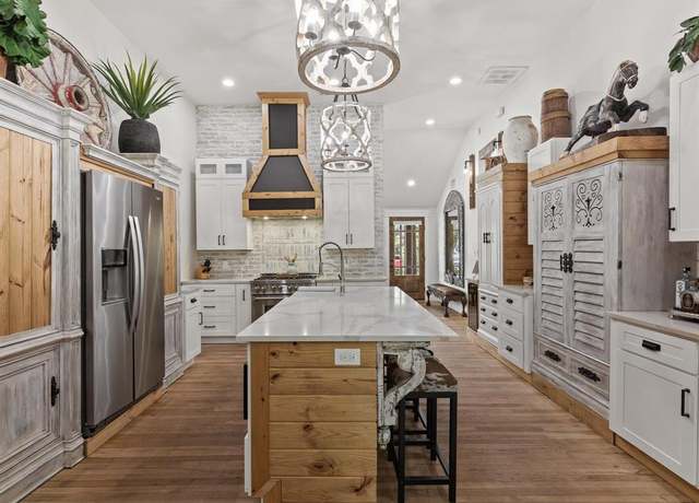 Property at 904 S Brazos St, Weatherford, TX 76086, 3 beds, 2.5 baths