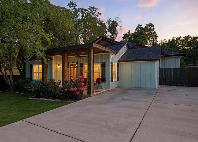 Property at 904 S Brazos St, Weatherford, TX 76086, 3 beds, 2.5 baths