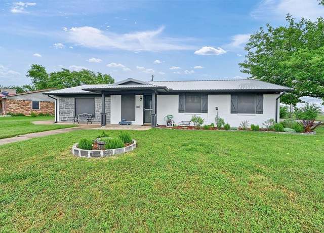 Property at 915 S Western Hills Dr, Howe, TX 75459, 3 beds, 2 baths