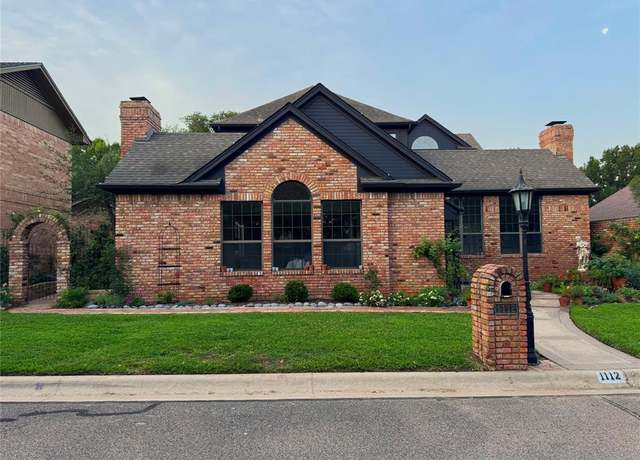 Property at 1112 Southmont Dr, Denton, TX 76205, 4 beds, 3.5 baths