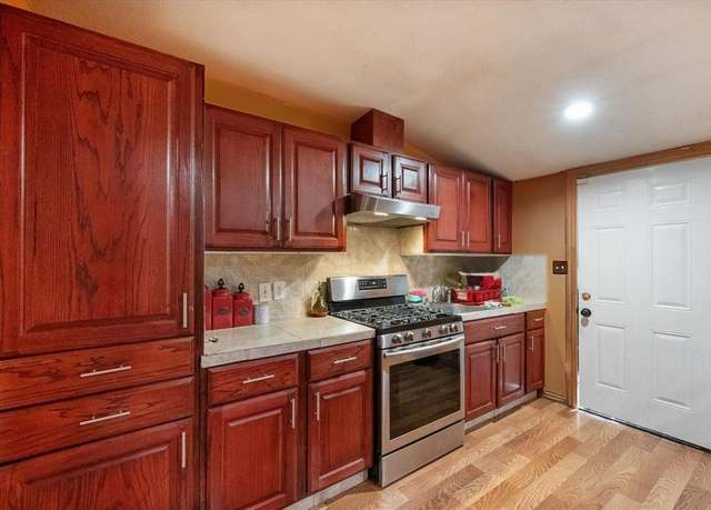 Property at 1017 S Newark Ave, Fort Worth, TX 76105, 3 beds, 1.5 baths