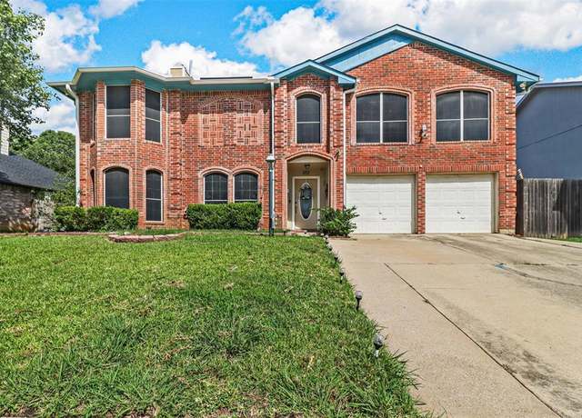 Property at 2112 Meadowview Dr, Corinth, TX 76210, 4 beds, 2.5 baths