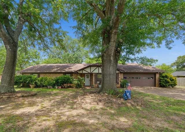 Property at 9307 Kelly Green St, Tyler, TX 75703, 3 beds, 2 baths