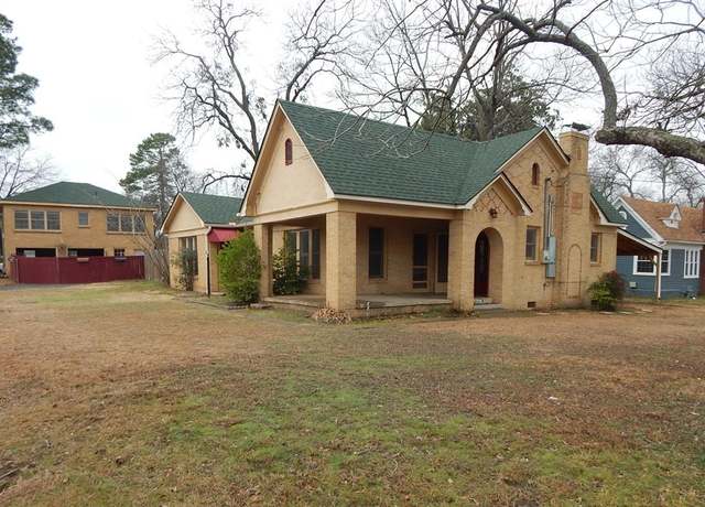 Property at 725 S Davis St, Sulphur Springs, TX 75482, 3 beds, 2 baths