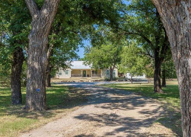Property at 3000 4th St, Brownwood, TX 76801, 4 beds, 3 baths