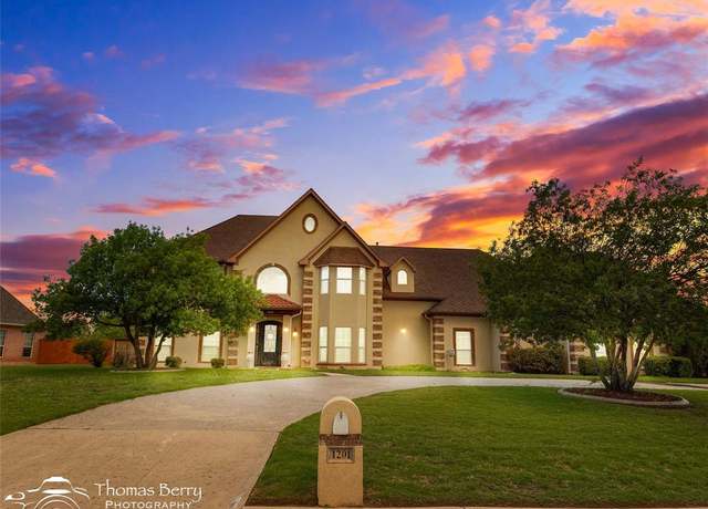 Property at 1201 Saddle Lakes Dr, Abilene, TX 79602, 5 beds, 3.5 baths