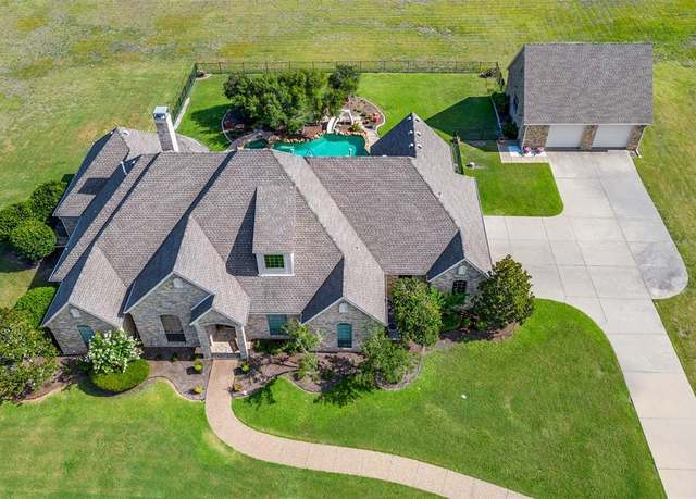 Property at 4750 High Point Dr, Celina, TX 75009, 4 beds, 3.5 baths