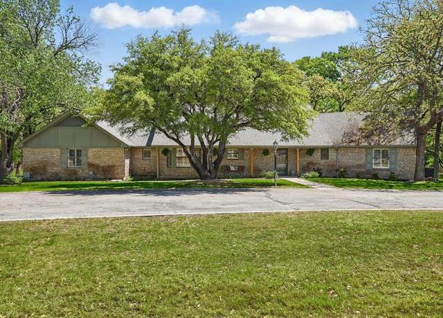 Property at 1904 Oakridge Trl, Bridgeport, TX 76426, 3 beds, 2.5 baths