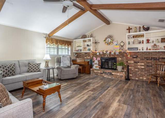 Property at 2002 Everglade Dr, Gainesville, TX 76240, 3 beds, 4 baths