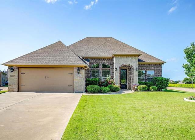Property at 1312 Prestwick Ct, Granbury, TX 76048, 3 beds, 2.5 baths