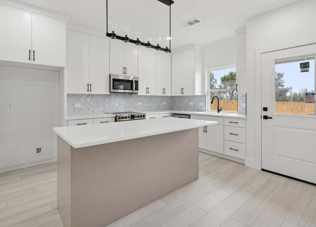 Property at 5809 Black Pine Cir, Granbury, TX 76048, 3 beds, 2 baths