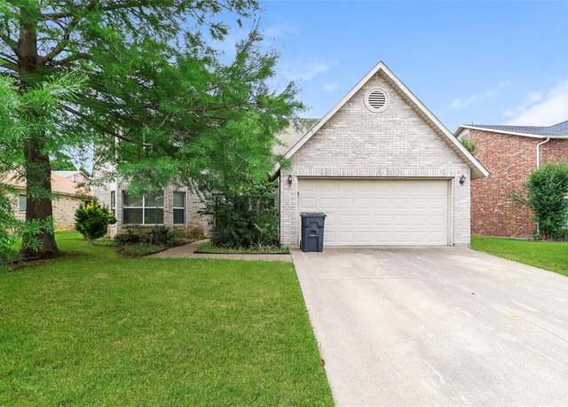 Property at 226 Miramar Dr, Arlington, TX 76002, 4 beds, 2.5 baths