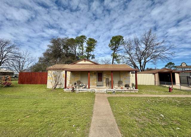 Property at 5920 Walnut Creek Dr, Granbury, TX 76049, 3 beds, 2 baths
