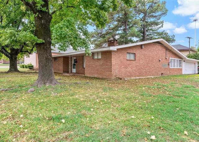 Property at 195 NE 20th St NE, Paris, TX 75460, 3 beds, 3 baths