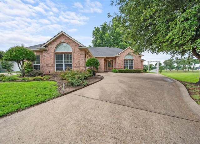 Property at 13048 Fairway Dr, Kemp, TX 75143, 3 beds, 2 baths