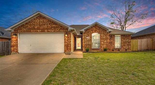 Photo of 324 Kingfisher Ln, Arlington, TX 76002