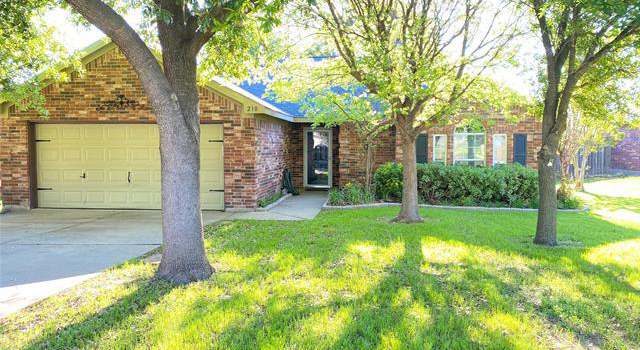 Photo of 210 Whispering Dell Ln, Weatherford, TX 76085
