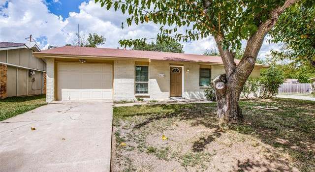 Photo of 1022 La Fiesta Dr, Grand Prairie, TX 75052