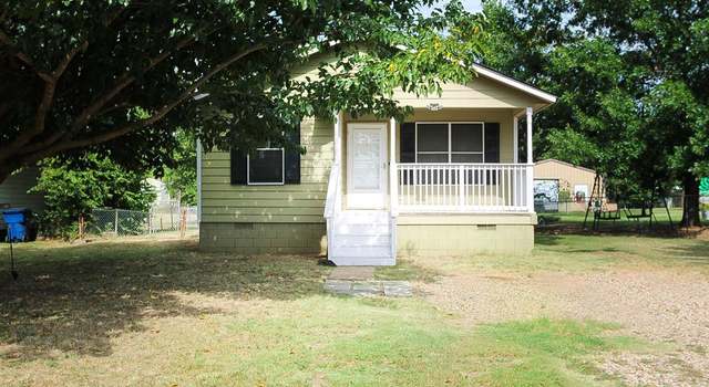 Photo of 723 Carolina St, Graham, TX 76450