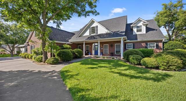 Property at 5713 Tee Box Ct, Granbury, TX 76049, 4 beds, 3.5 baths