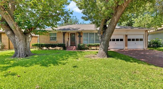 Photo of 2425 Pinebluff Dr, Dallas, TX 75228