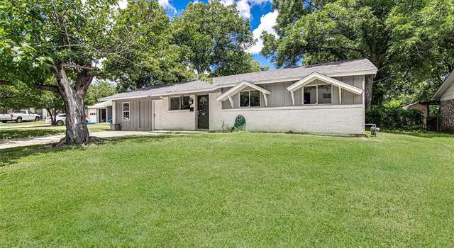Property at 308 Sundown Ct, Burleson, TX 76028, 5 beds, 3 baths