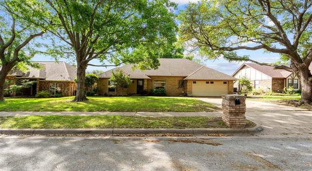 Photo of 10161 Stoneleigh Dr, Benbrook, TX 76126
