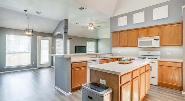 Photo of 9805 Rockledge Rd, Fort Worth, TX 76108