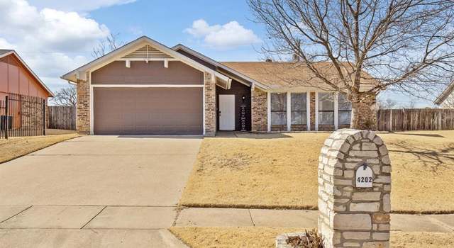 Photo of 4202 Ravenhill Ln, Arlington, TX 76016