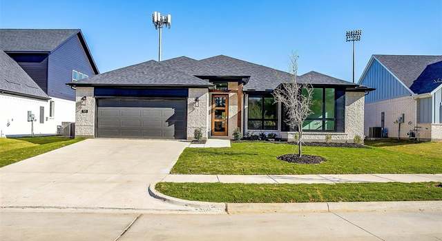 Photo of 121 Paxton Cir, Arlington, TX 76013