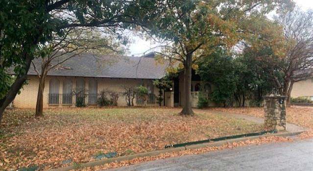 Photo of 1002 Live Oak Ln, Arlington, TX 76012