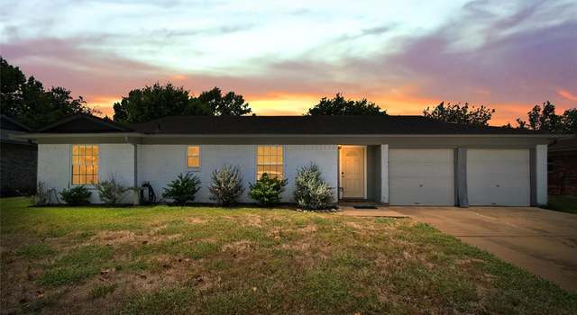 Photo of 1114 Cozby St E, Benbrook, TX 76126