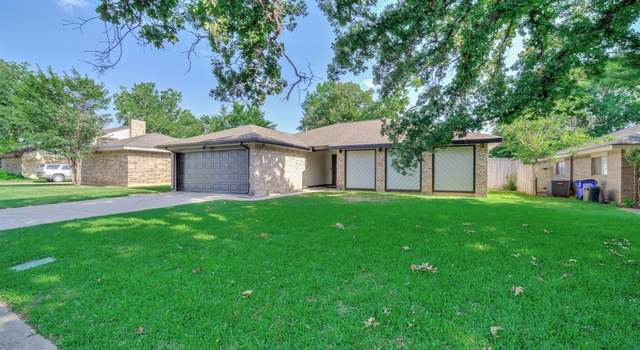 Photo of 300 Lark Ln, Euless, TX 76039