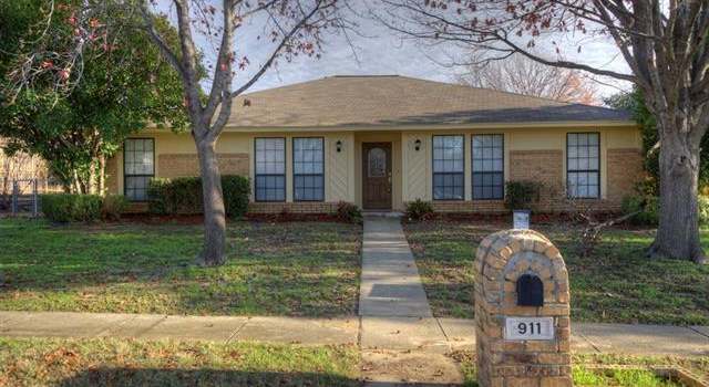 Photo of 911 Hillside Ln, Flower Mound, TX 75028