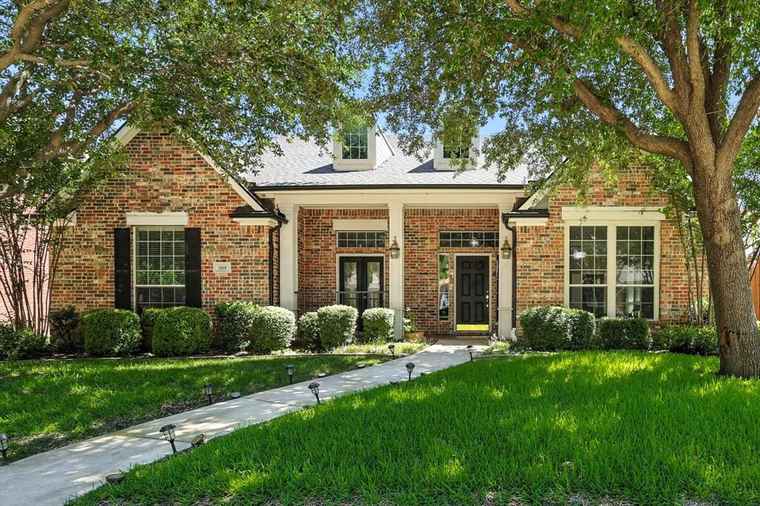 Photo of 1105 Lamplight Way Allen, TX 75013
