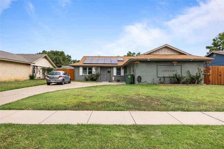 Photo of 1617 Pebble Beach Dr Lewisville, TX 75067