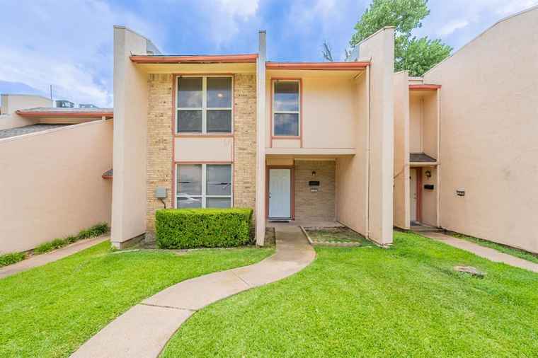 Photo of 536 Valley Park Dr Garland, TX 75043