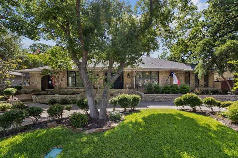 Photo of 1605 Canyon Oaks Dr Irving, TX 75061